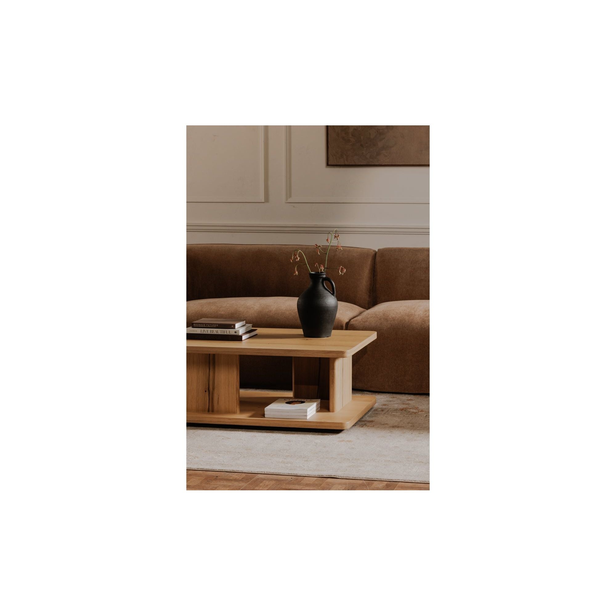 Table basse moderne en chêne massif avec plateau rond à rainure en V et piètement entretoisé en croisillon pour salon