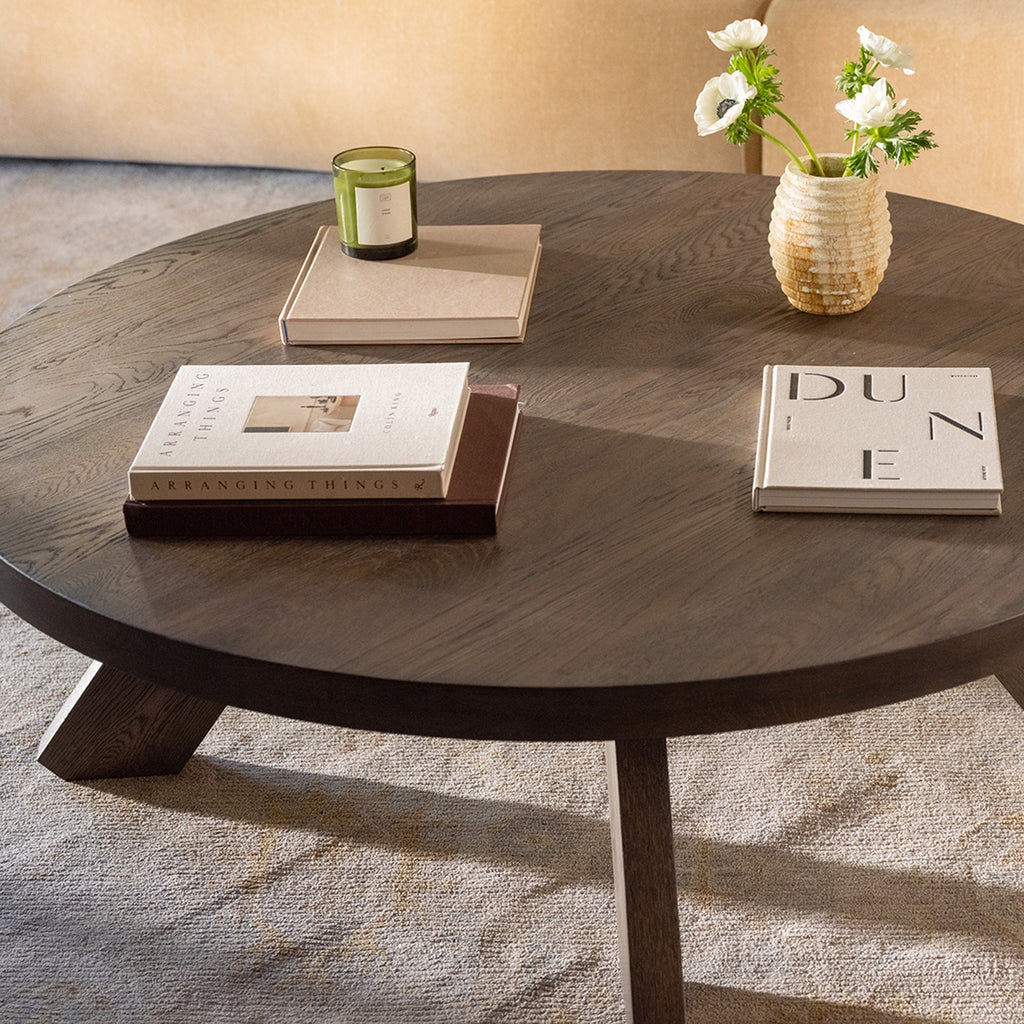 Table Basse Traditionnelle en Chêne Massif avec Plateau Rond et Pied Sculptural Ajoure pour Salon