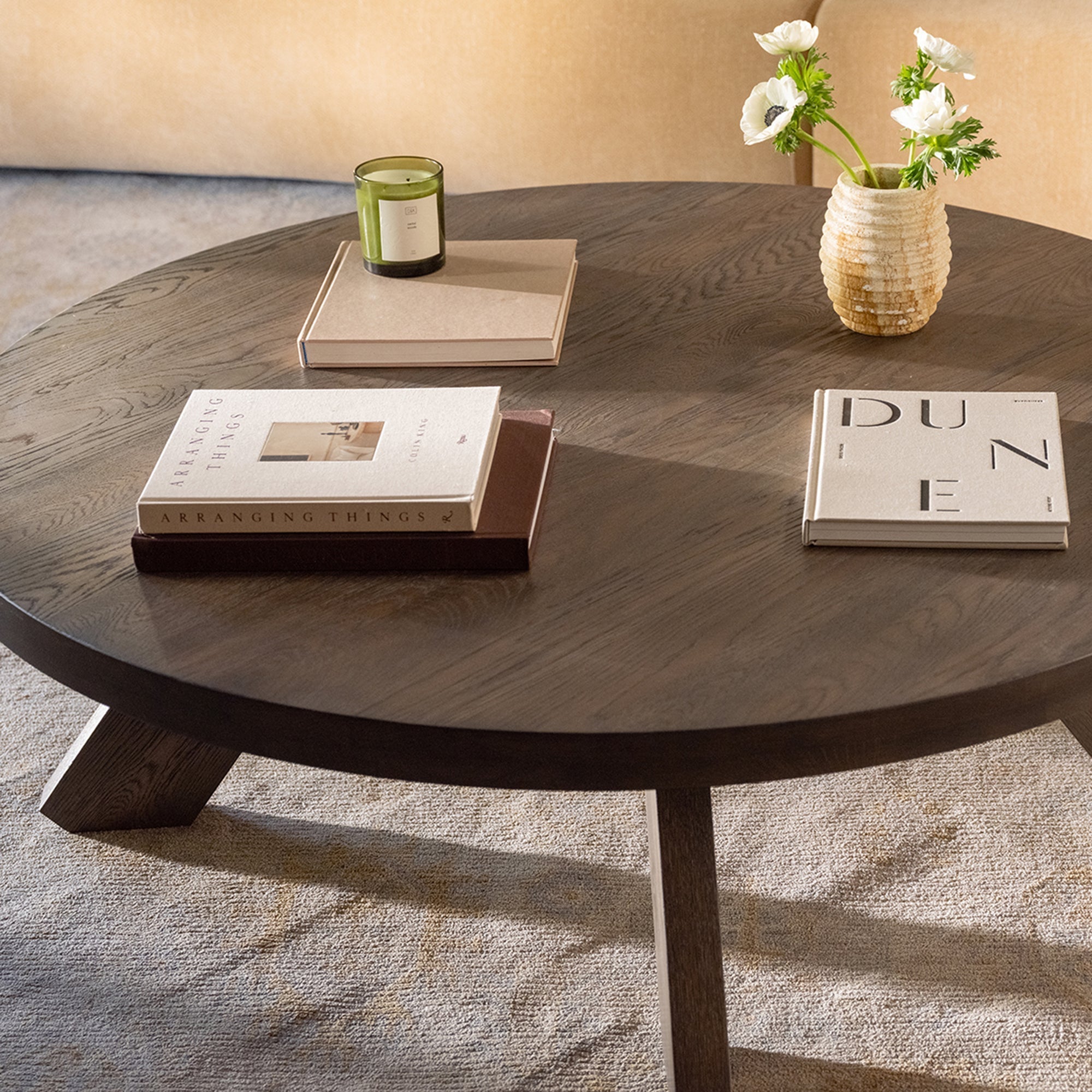 Table Basse Traditionnelle en Chêne Massif avec Plateau Rond et Pied Sculptural Ajoure pour Salon
