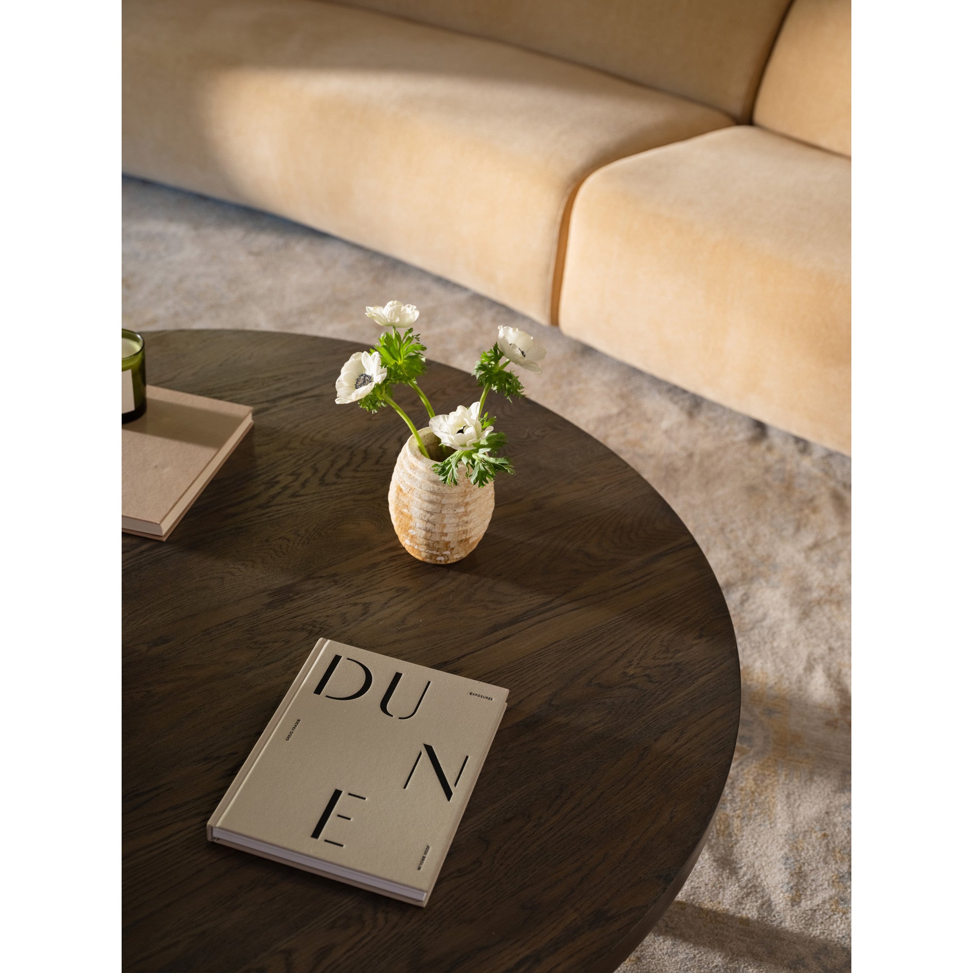 Table Basse Traditionnelle en Chêne Massif avec Plateau Rond et Pied Sculptural Ajoure pour Salon