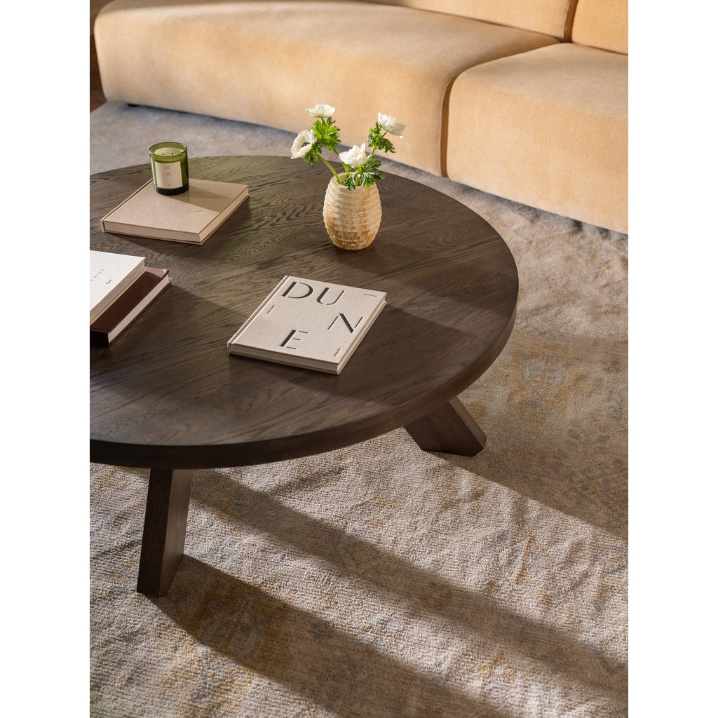 Table Basse Traditionnelle en Chêne Massif avec Plateau Rond et Pied Sculptural Ajoure pour Salon