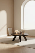 Table Basse Traditionnelle en Chêne Massif avec Plateau Rond et Pied Sculptural Ajoure pour Salon