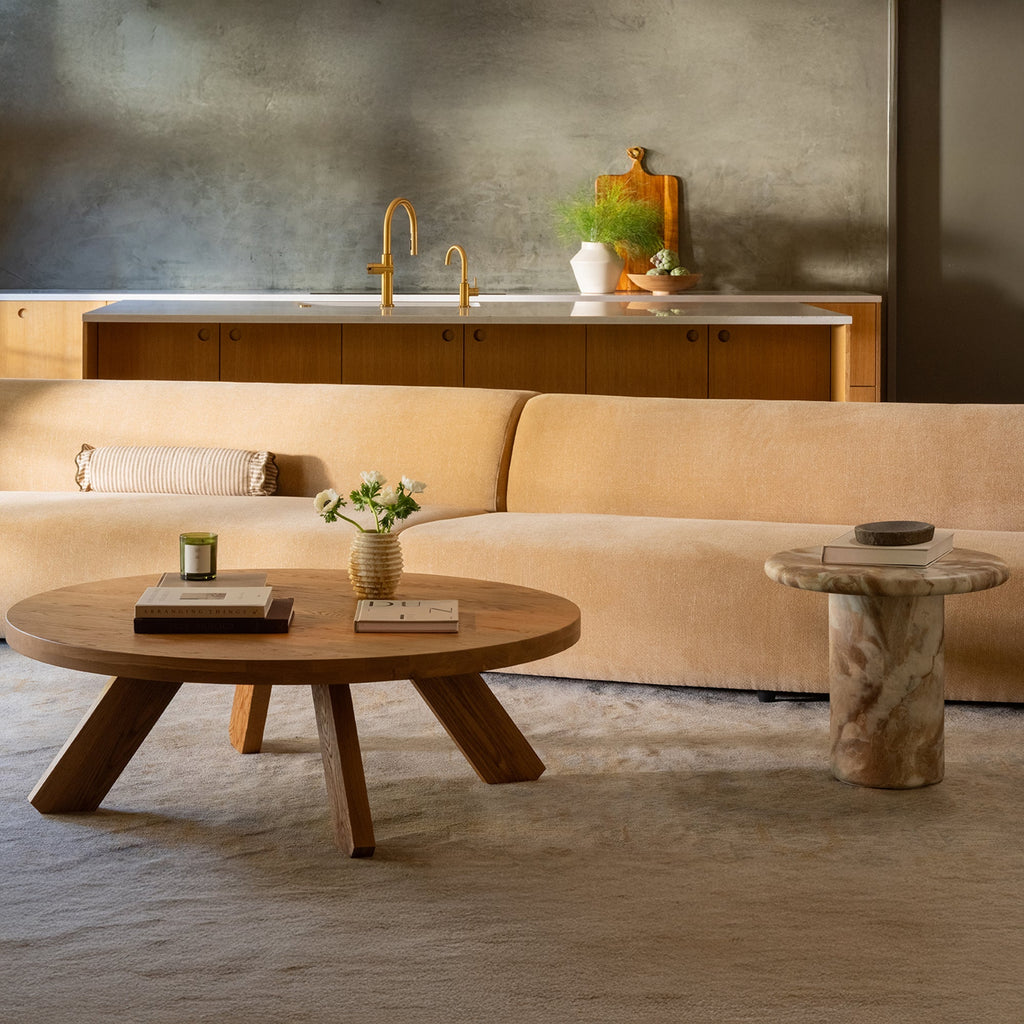 Table Basse Traditionnelle en Chêne Massif avec Plateau Rond et Pied Sculptural Ajoure pour Salon