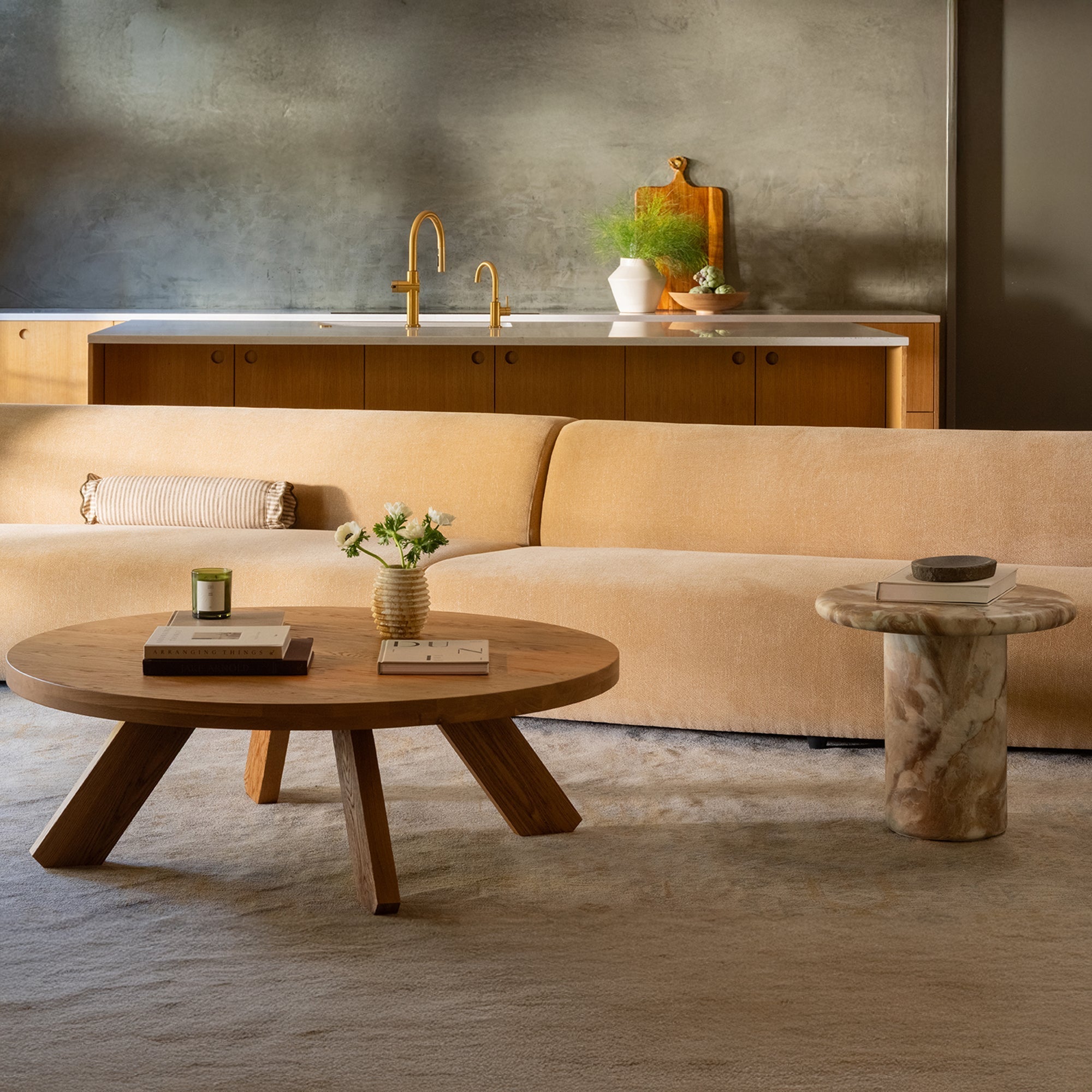 Table Basse Traditionnelle en Chêne Massif avec Plateau Rond et Pied Sculptural Ajoure pour Salon
