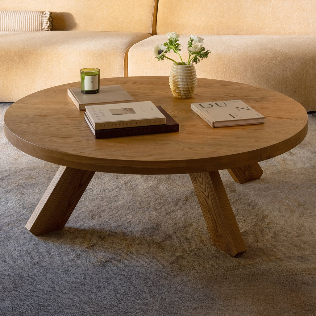 Table Basse Traditionnelle en Chêne Massif avec Plateau Rond et Pied Sculptural Ajoure pour Salon