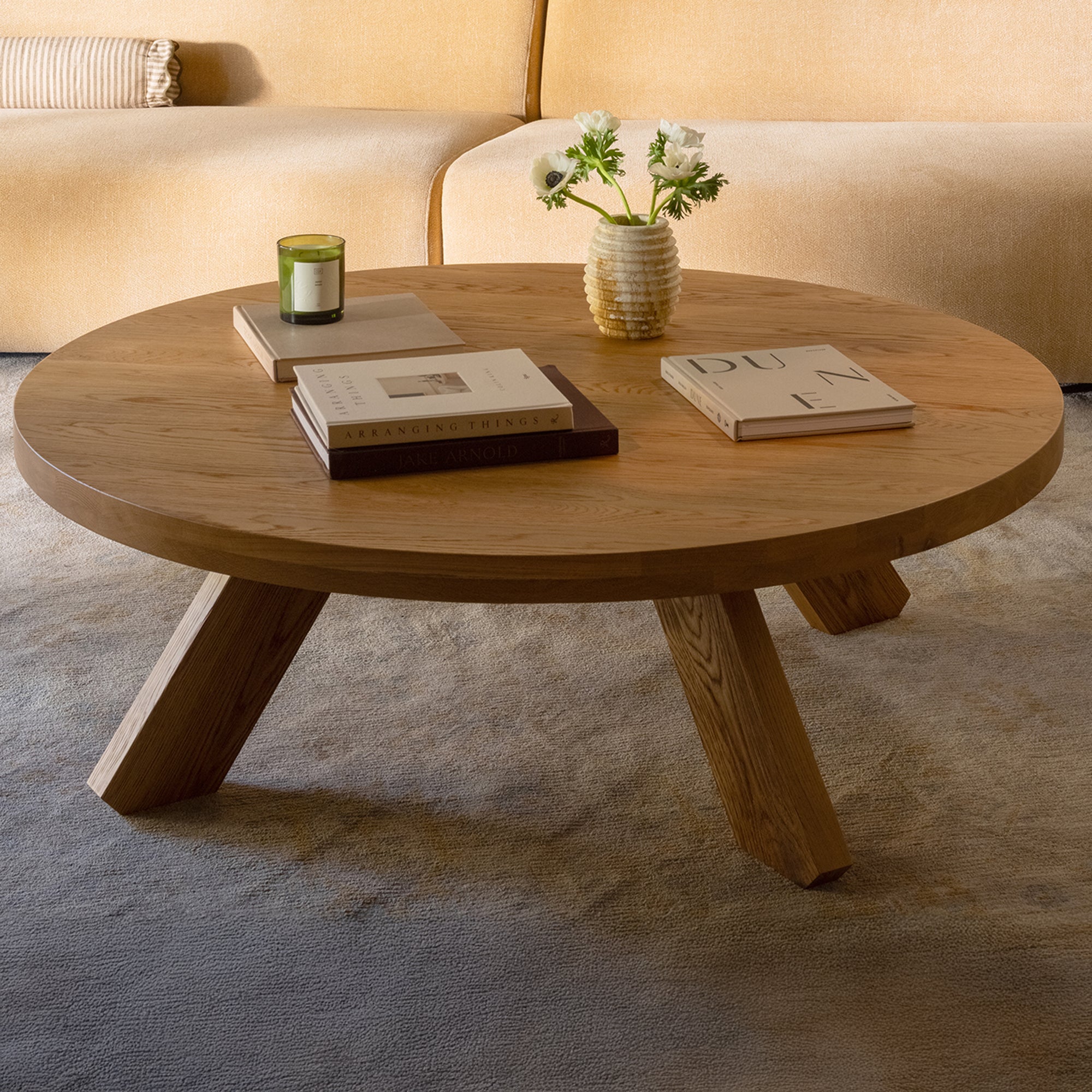 Table Basse Traditionnelle en Chêne Massif avec Plateau Rond et Pied Sculptural Ajoure pour Salon