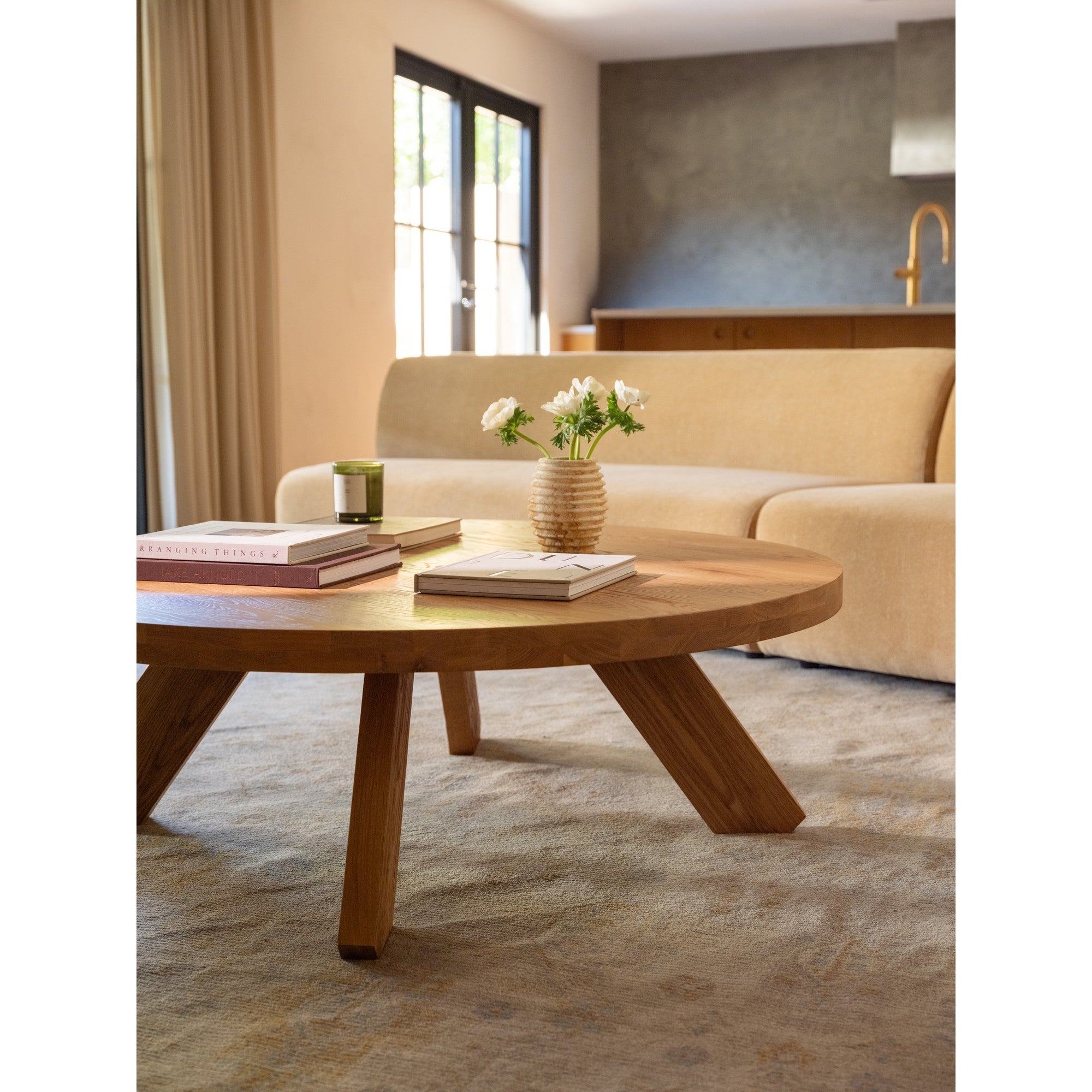 Table Basse Traditionnelle en Chêne Massif avec Plateau Rond et Pied Sculptural Ajoure pour Salon