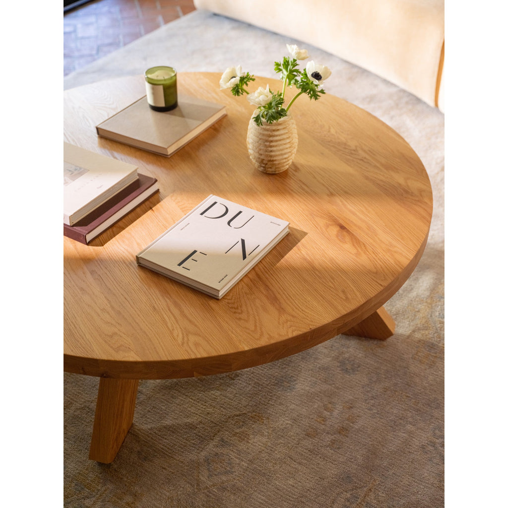 Table Basse Traditionnelle en Chêne Massif avec Plateau Rond et Pied Sculptural Ajoure pour Salon