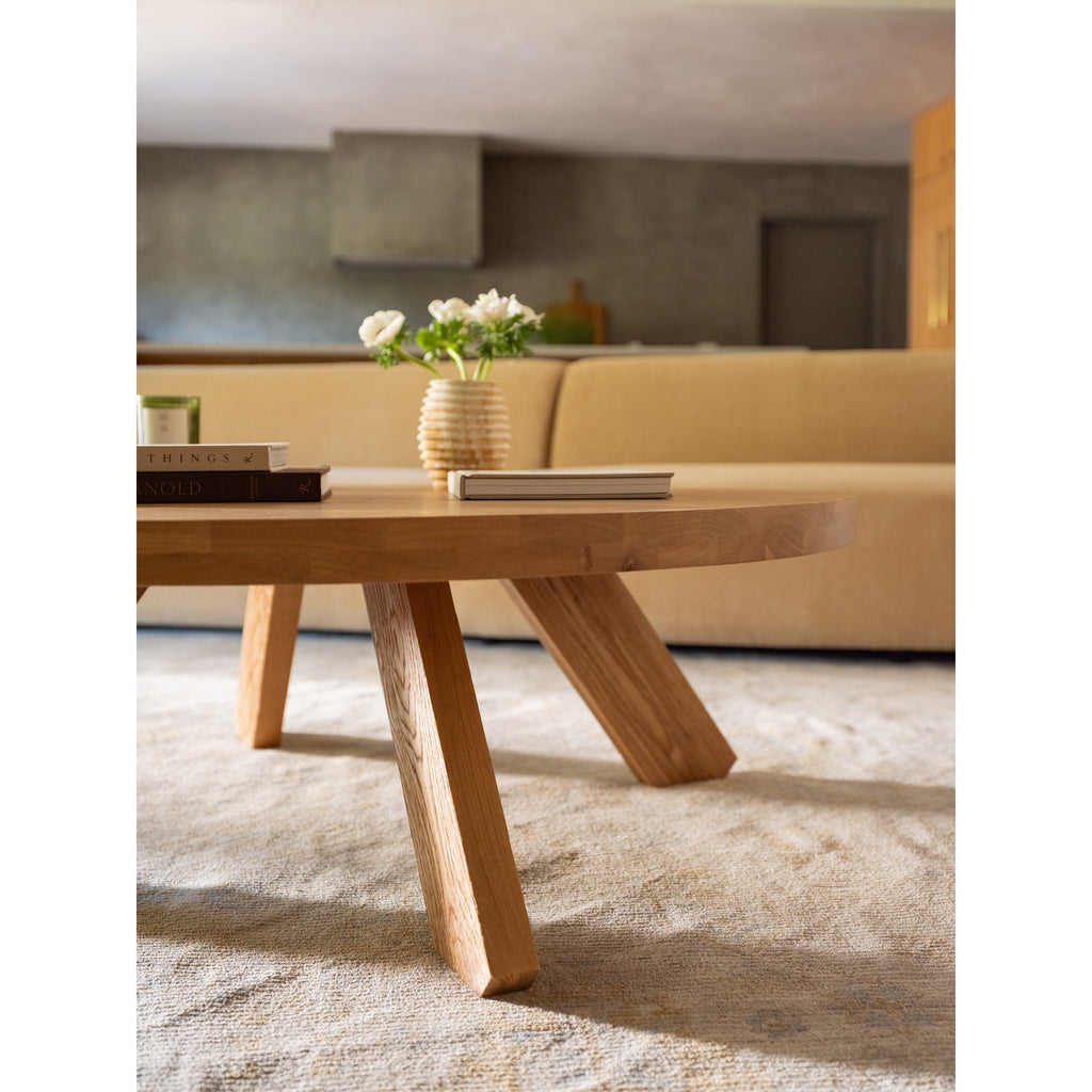 Table Basse Traditionnelle en Chêne Massif avec Plateau Rond et Pied Sculptural Ajoure pour Salon