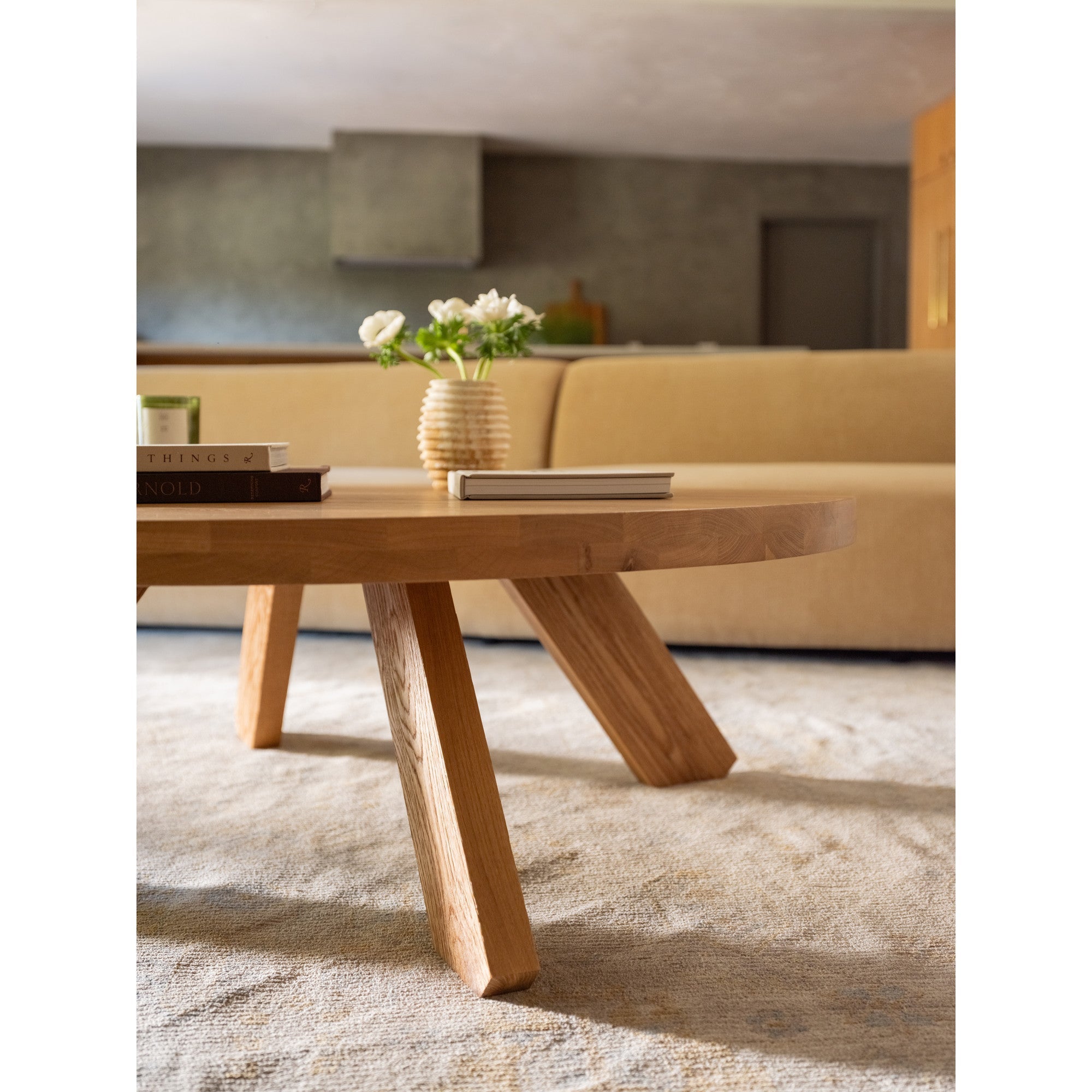 Table Basse Traditionnelle en Chêne Massif avec Plateau Rond et Pied Sculptural Ajoure pour Salon