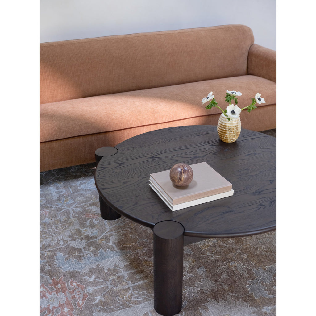 Table basse organique moderne en chêne massif avec plateau rond à bord arrondi et pieds colonne pour salon