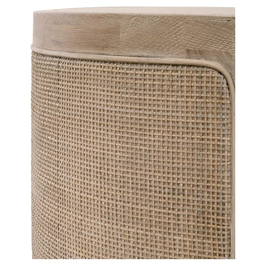 Table d'appoint rustique en rotin et bois de chêne avec plateau rond et finition vieillie gris fumé pour salon