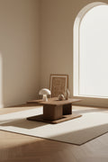 Table basse moderne en chêne massif avec plateau rond à rainure en V et piètement entretoisé en croisillon pour salon