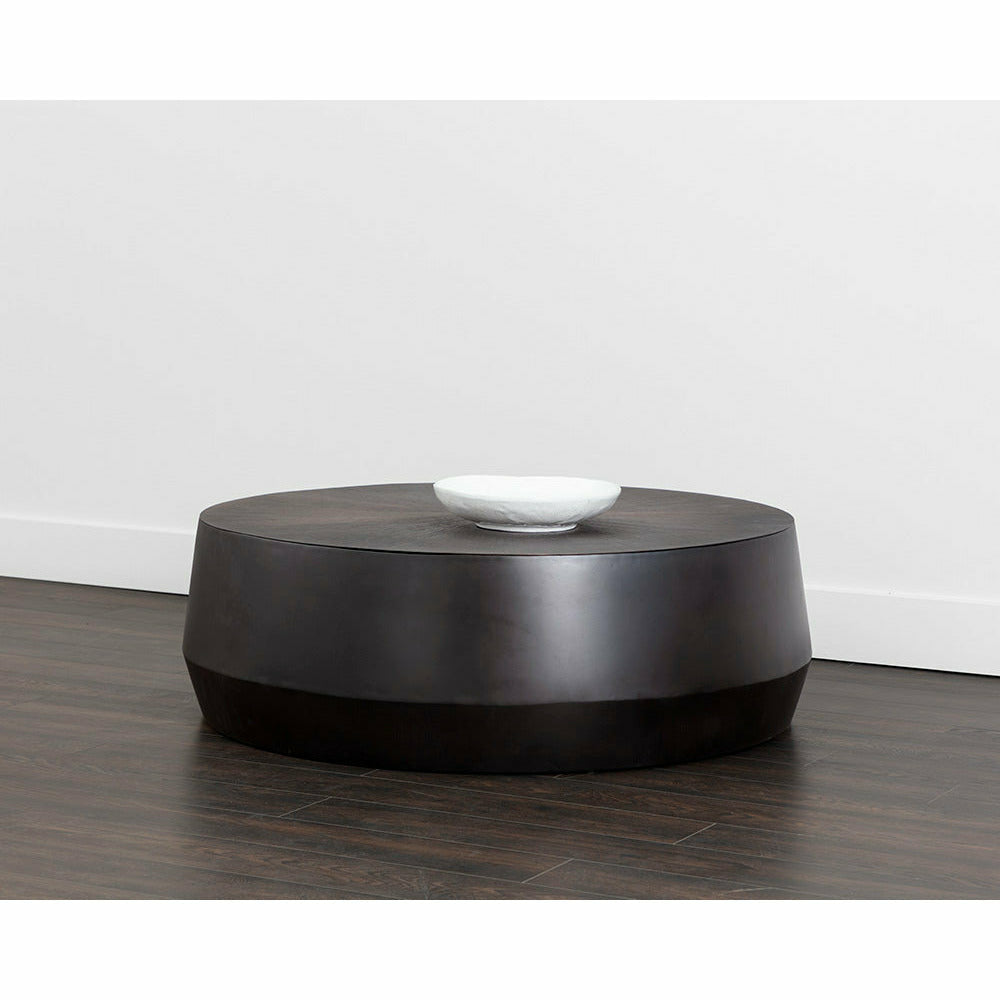Table Basse Industrielle en Métal avec Plateau Martelée en Canon de Fusil Gravé à la Main & Base Tambour pour Salon
