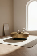 Table basse contemporaine en métal avec plateau rond en laiton antique peint à la main et base noire pour salon