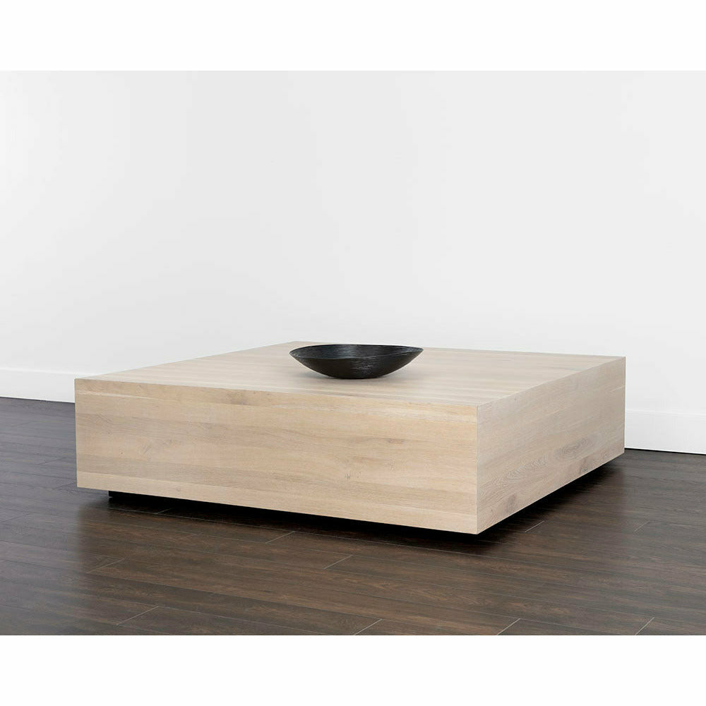 Table basse moderne en chêne massif avec plateau carré blanchi et cadre minimaliste pour salon