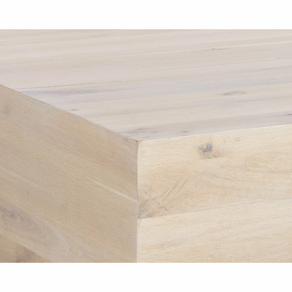 Table basse moderne en chêne massif avec plateau carré blanchi et cadre minimaliste pour salon