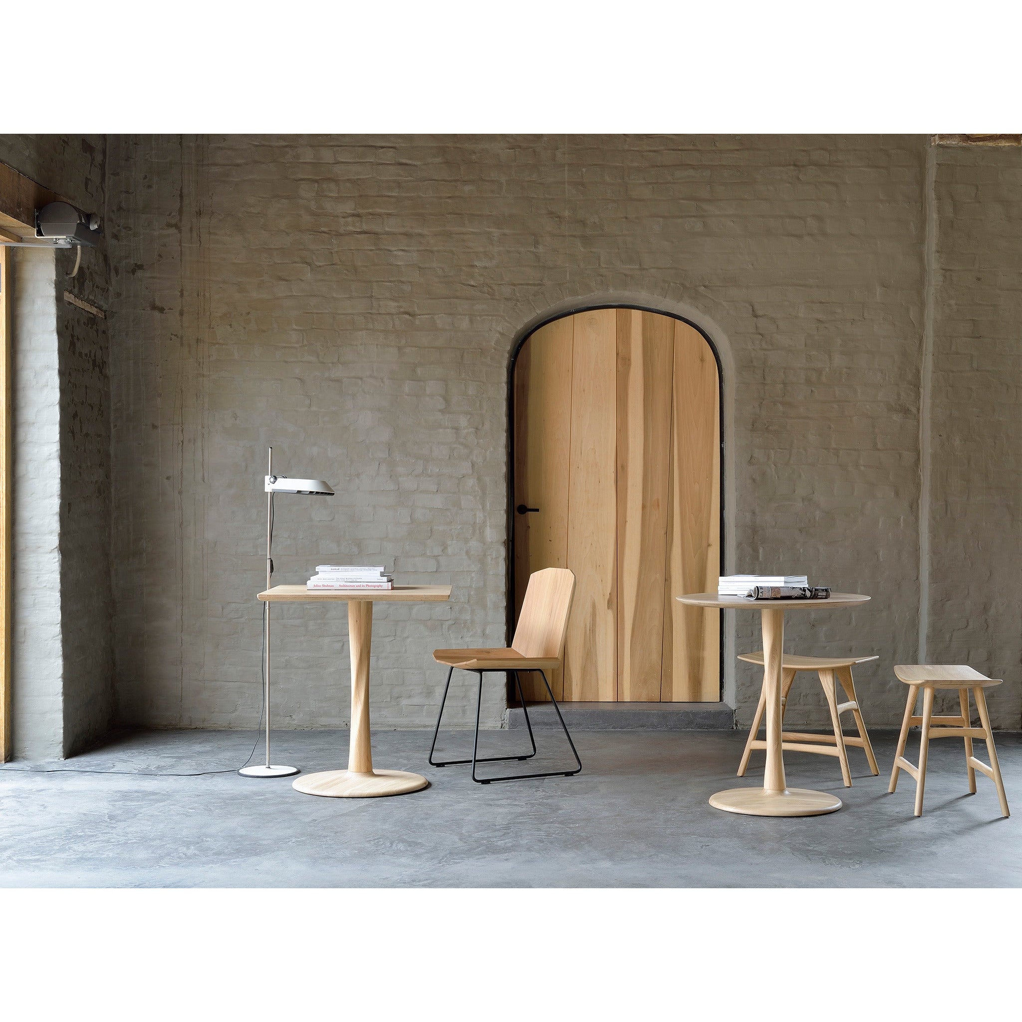 Table à manger sculpturale en chêne avec plateau rond et pied torsadé pour salle à manger