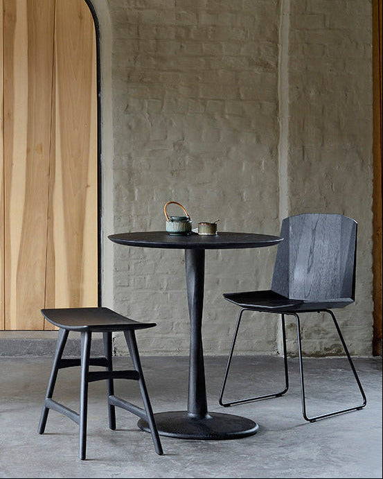 Table à manger sculpturale en chêne avec plateau rond et pied torsadé pour salle à manger