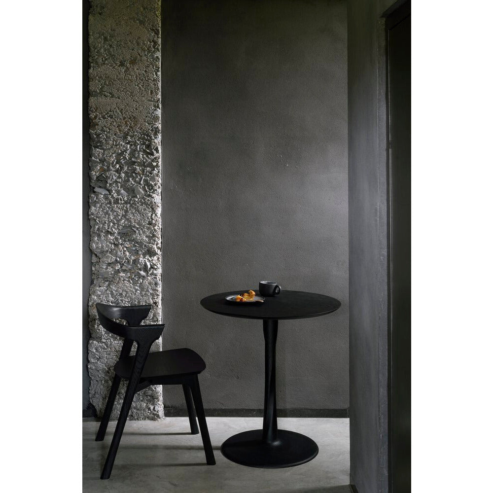 Table à manger sculpturale en chêne avec plateau rond et pied torsadé pour salle à manger