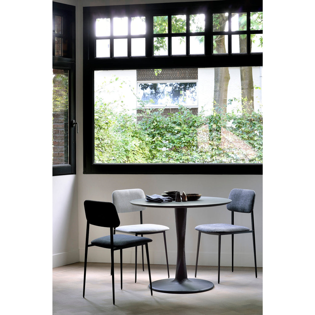 Table à manger sculpturale en chêne avec plateau rond et pied torsadé pour salle à manger