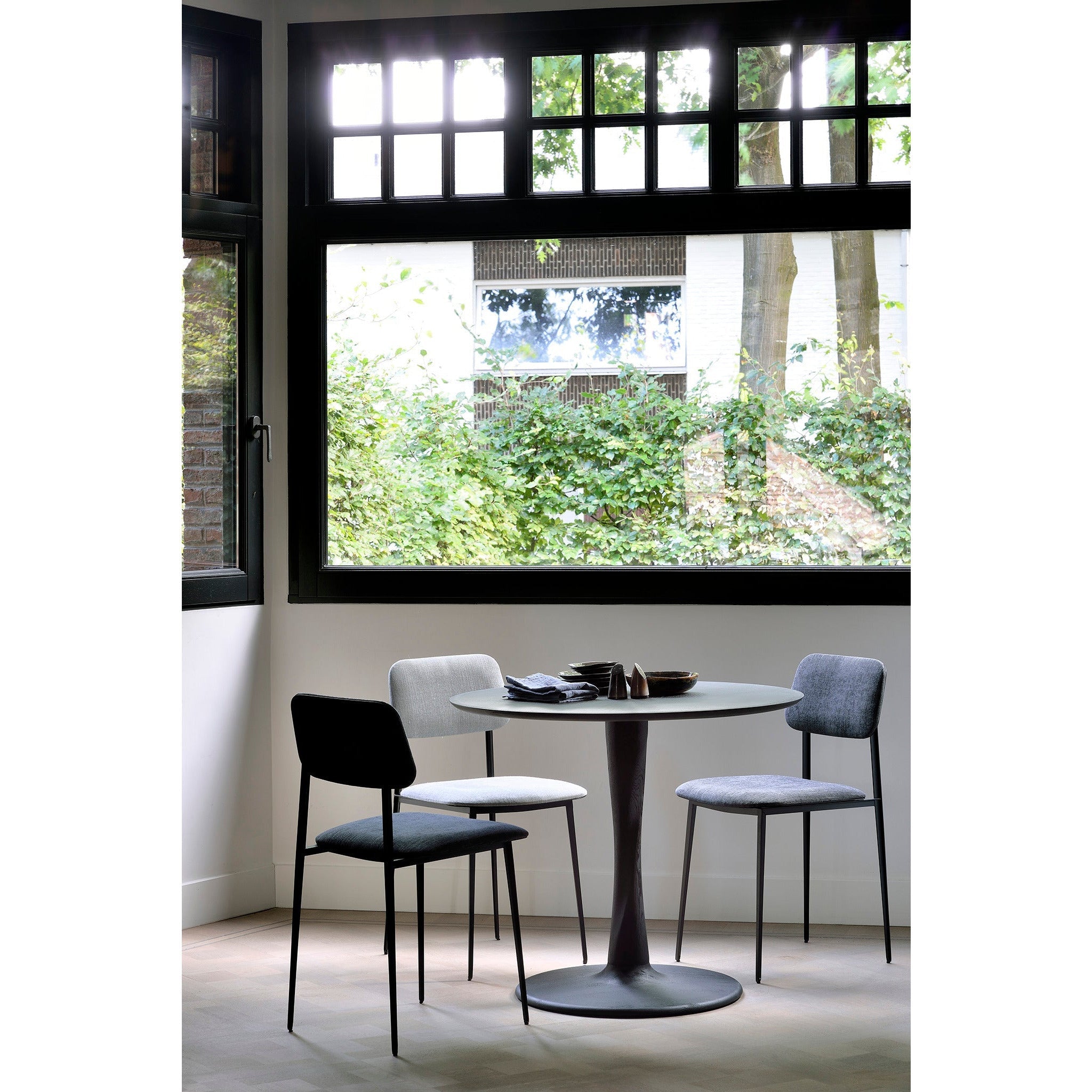 Table à manger sculpturale en chêne avec plateau rond et pied torsadé pour salle à manger