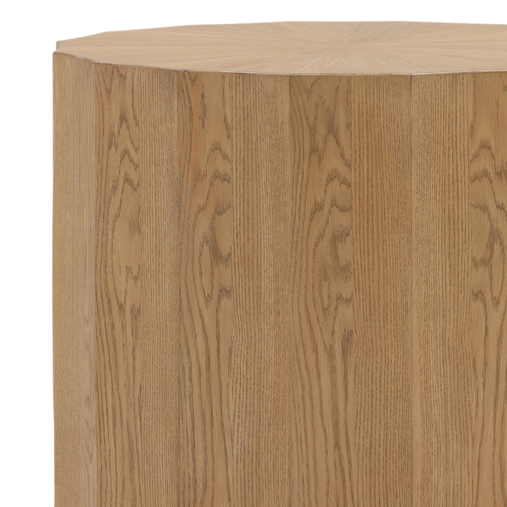 Table d'appoint moderne en hévéa et placage de chêne avec plateau rond organique et finition naturelle pour salon
