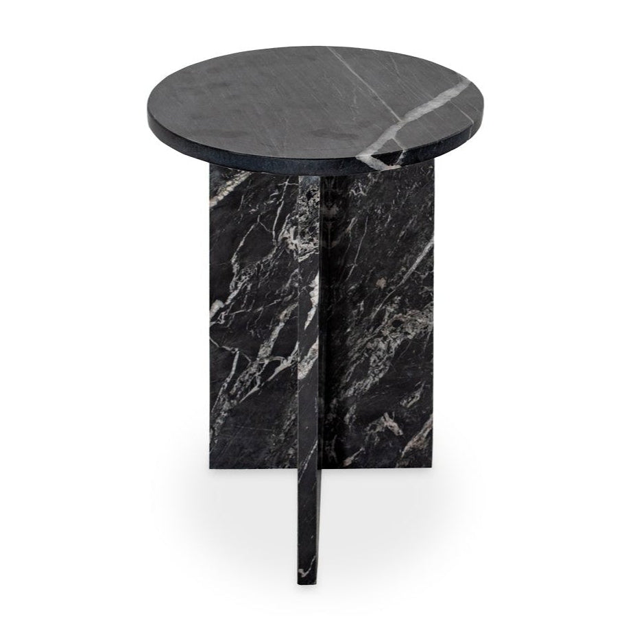 Table d'appoint contemporaine en marbre massif avec plateau rond et base sculpturale audacieuse pour le salon