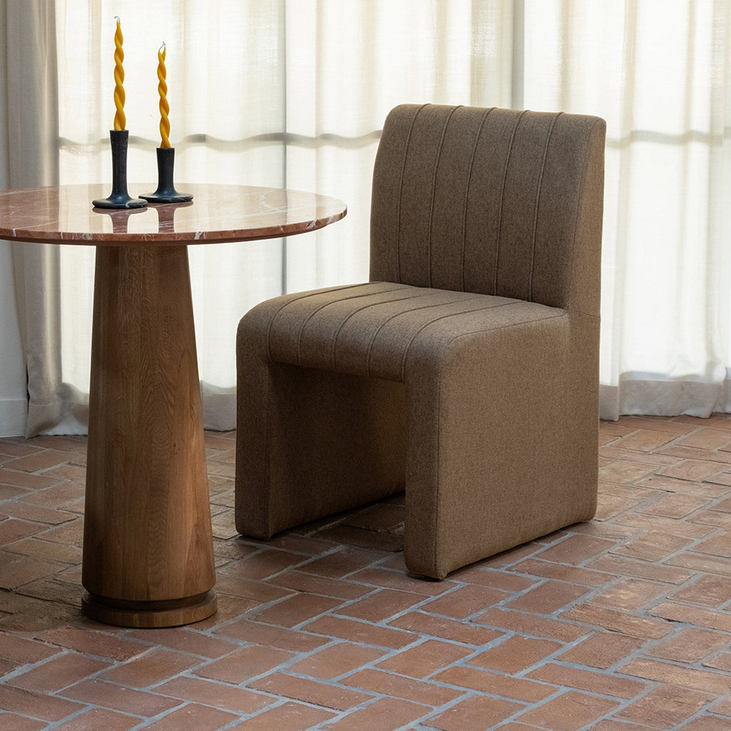 Table basse moderne en marbre et chêne avec plateau rond veiné et piètement sculpté pour salon