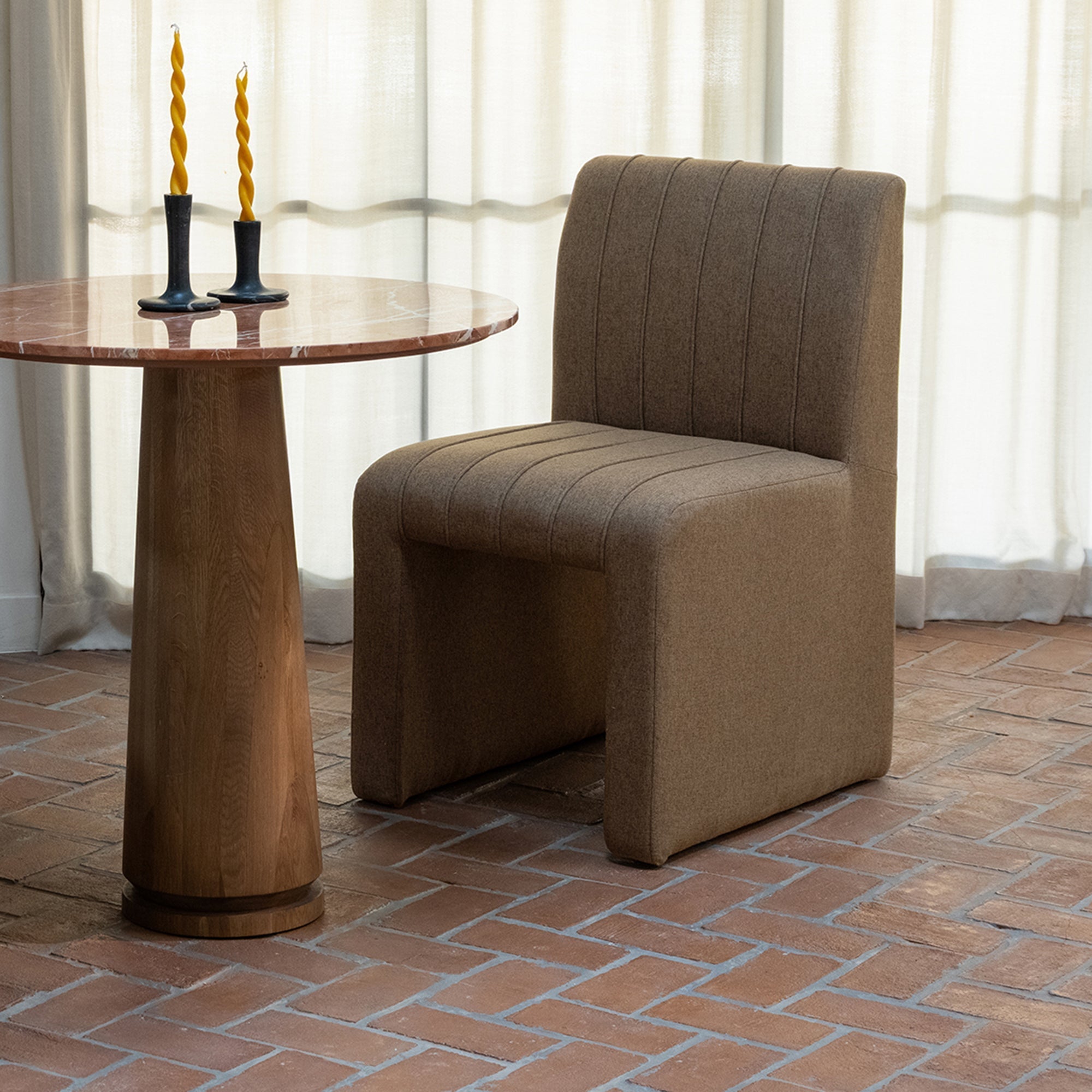 Table basse moderne en marbre et chêne avec plateau rond veiné et piètement sculpté pour salon