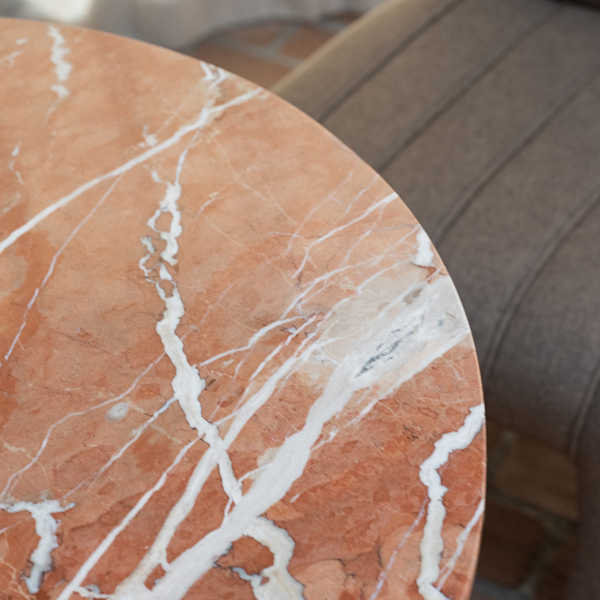 Table basse moderne en marbre et chêne avec plateau rond veiné et piètement sculpté pour salon