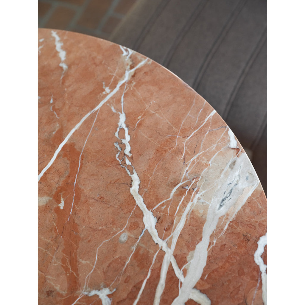 Table basse moderne en marbre et chêne avec plateau rond veiné et piètement sculpté pour salon