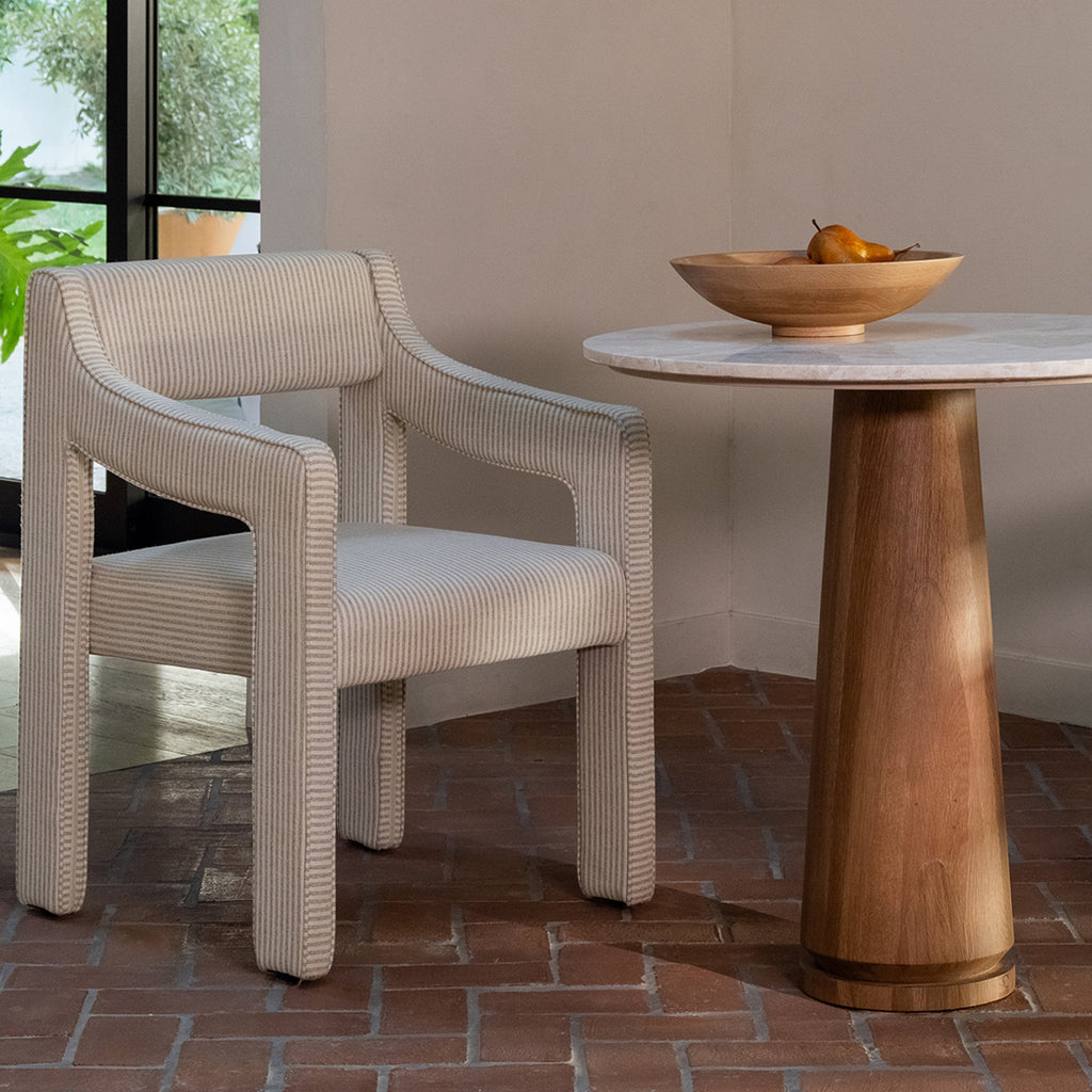 Table basse moderne en marbre et chêne avec plateau rond veiné et piètement sculpté pour salon