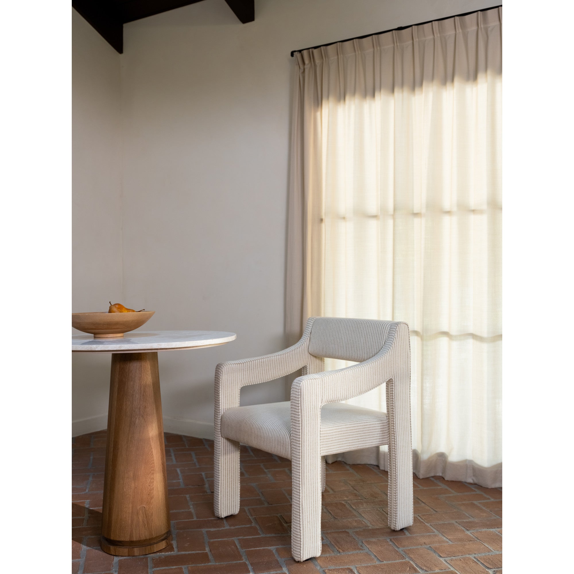 Table basse moderne en marbre et chêne avec plateau rond veiné et piètement sculpté pour salon