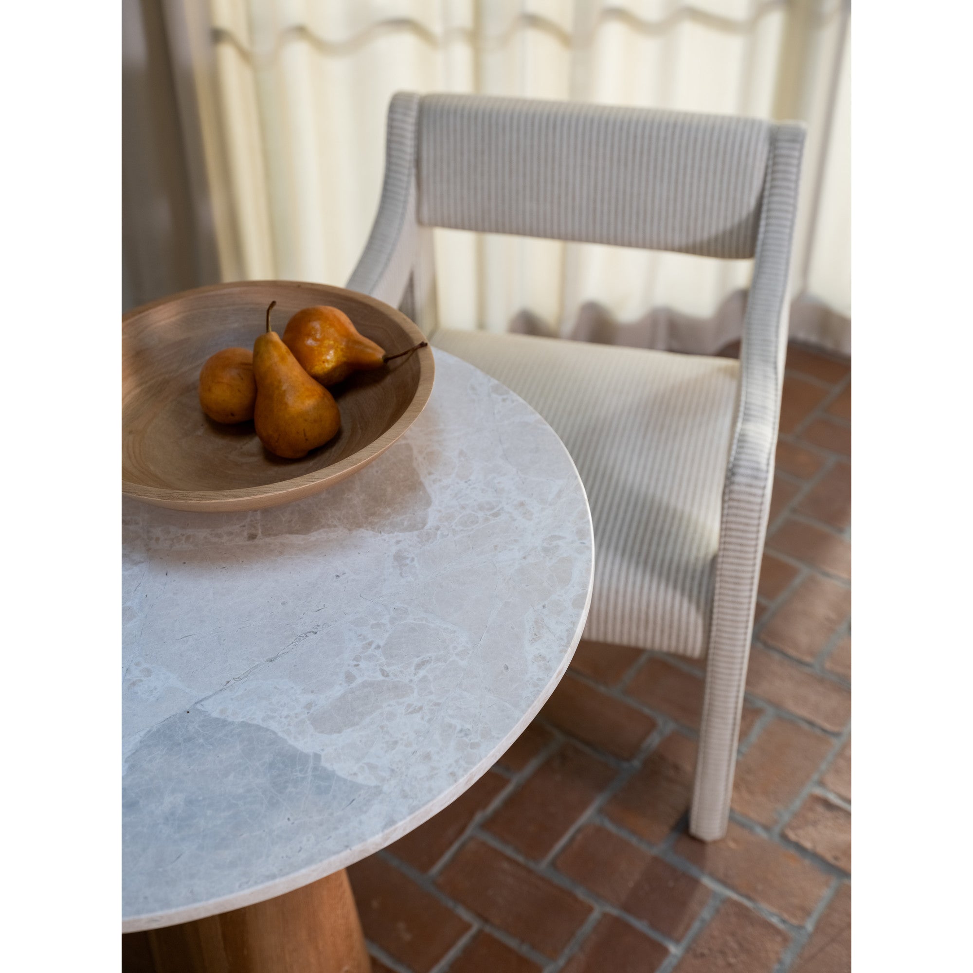 Table basse moderne en marbre et chêne avec plateau rond veiné et piètement sculpté pour salon
