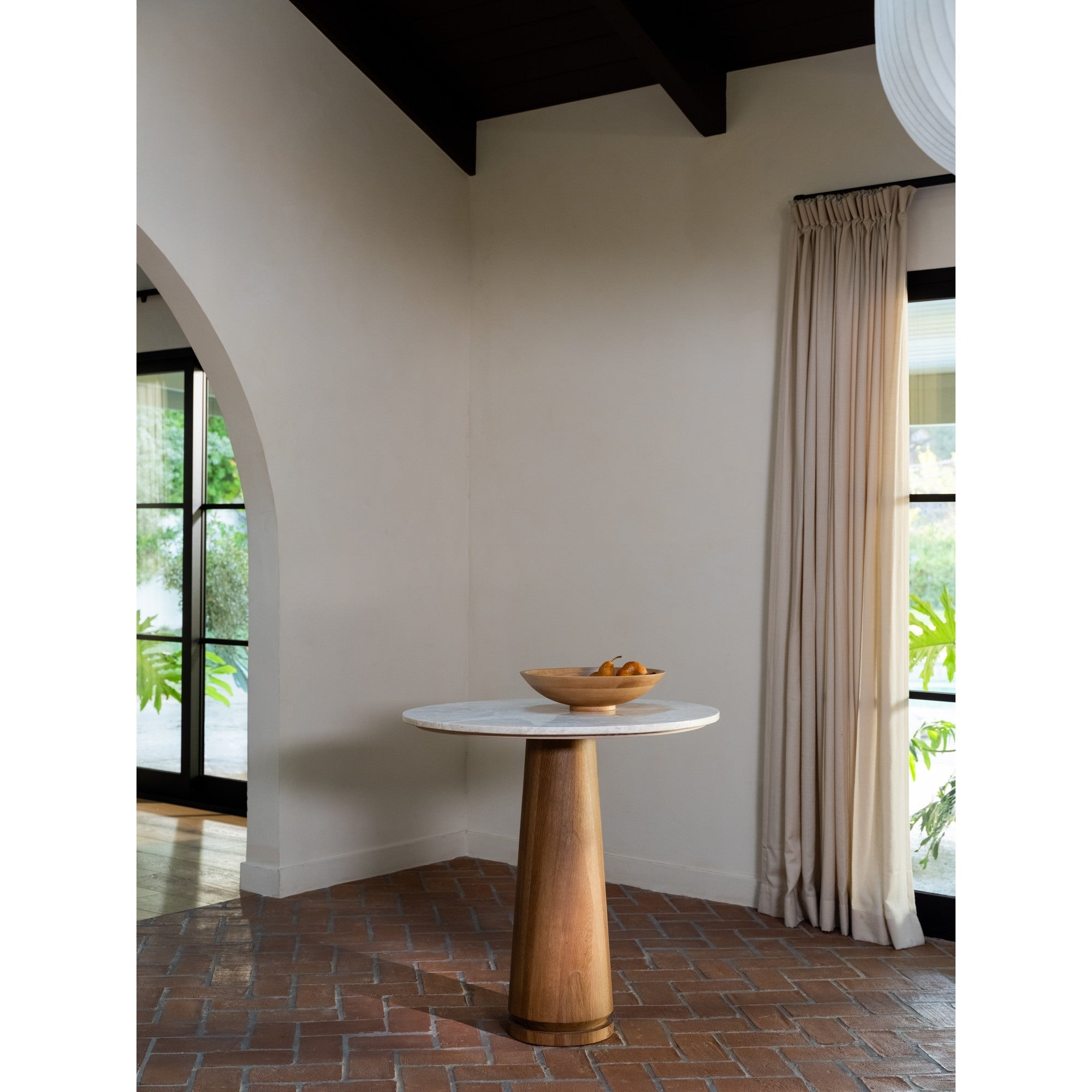 Table basse moderne en marbre et chêne avec plateau rond veiné et piètement sculpté pour salon