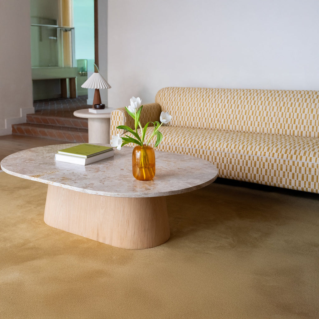 Table basse contemporaine en marbre et chêne avec plateau ovale en forme de capsule et pied évasé pour le salon
