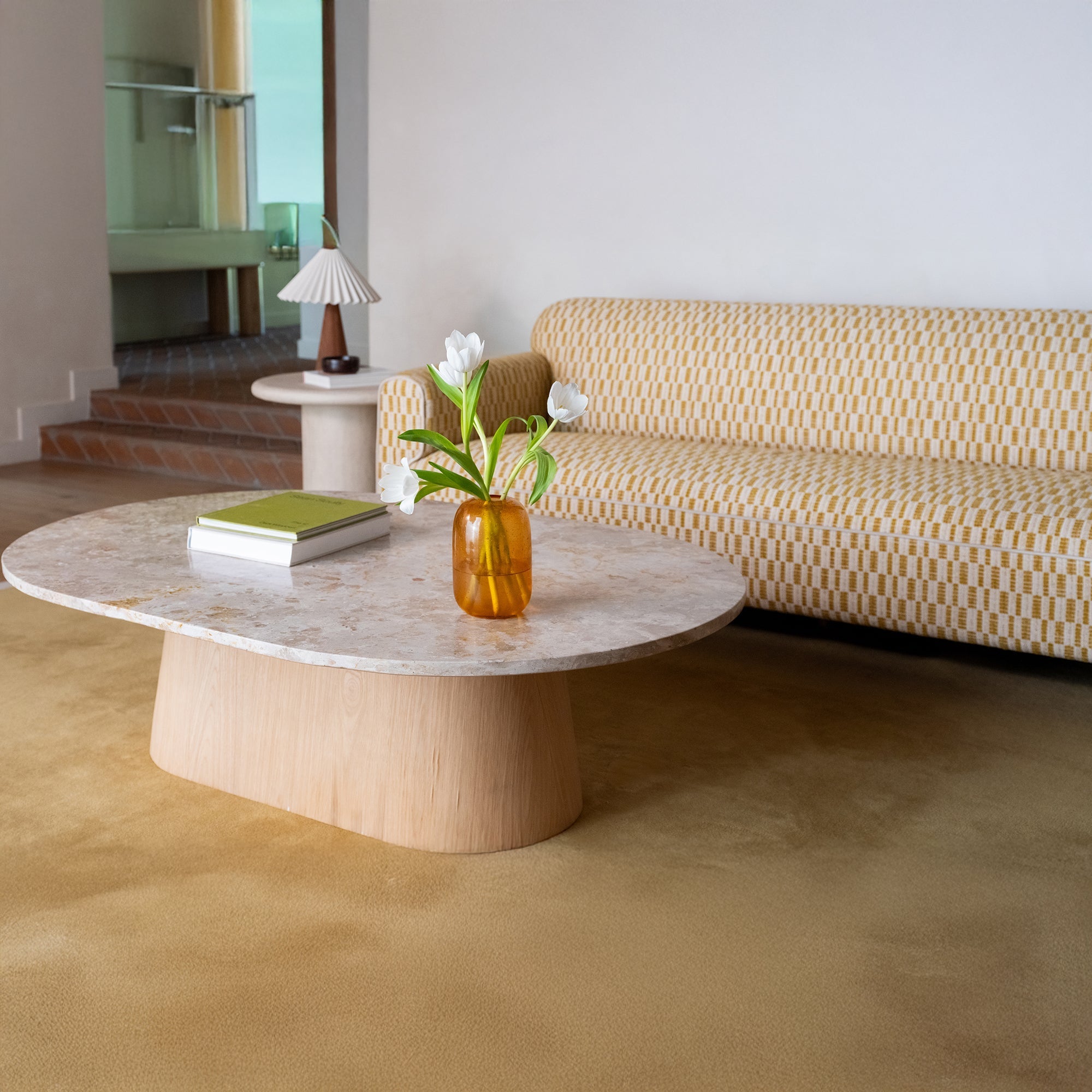 Table basse contemporaine en marbre et chêne avec plateau ovale en forme de capsule et pied évasé pour le salon