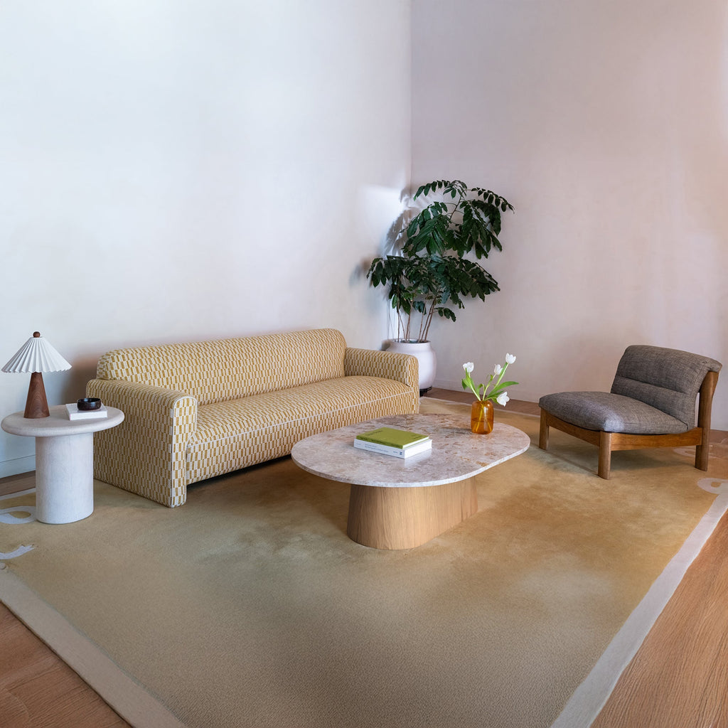 Table basse contemporaine en marbre et chêne avec plateau ovale en forme de capsule et pied évasé pour le salon