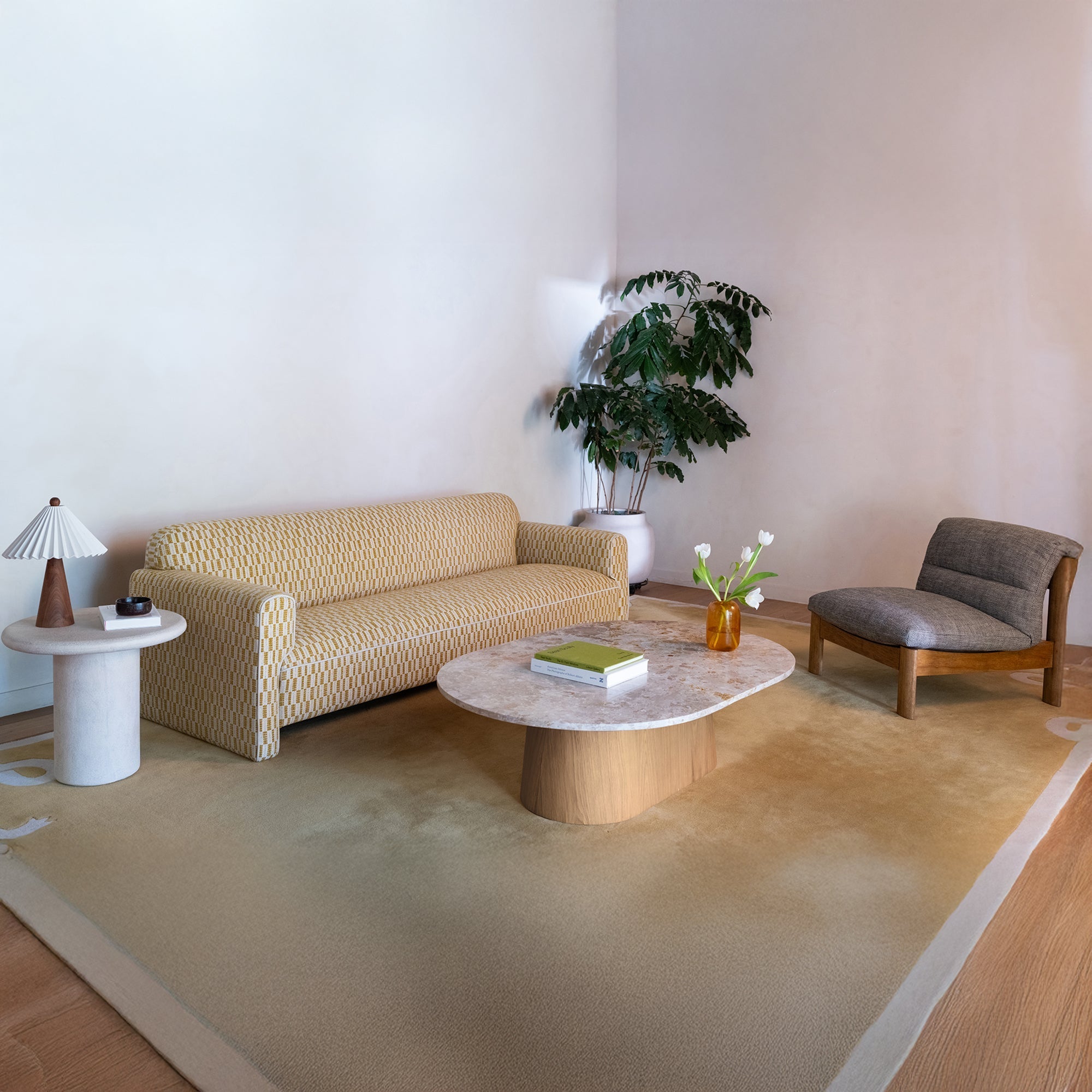 Table basse contemporaine en marbre et chêne avec plateau ovale en forme de capsule et pied évasé pour le salon