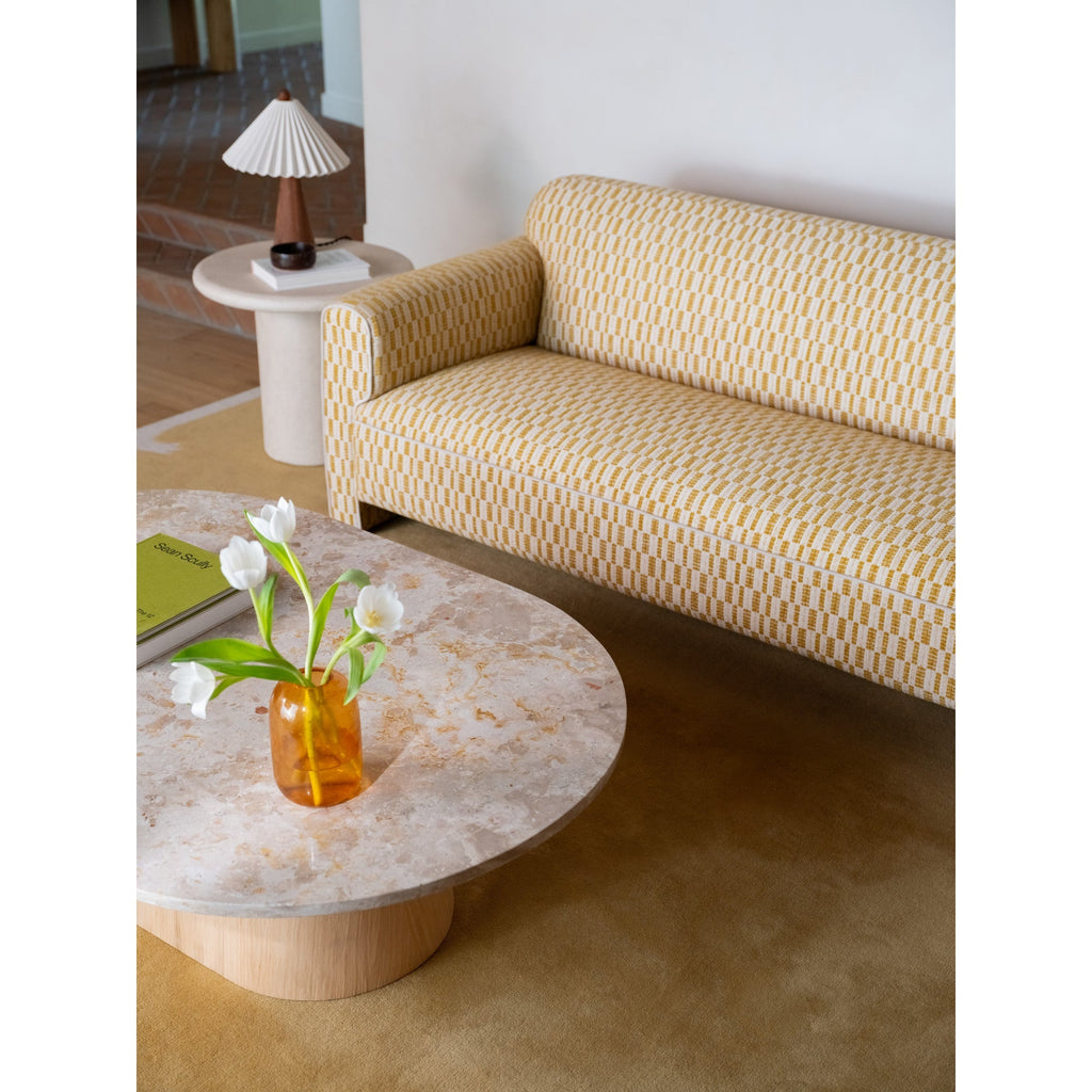 Table basse contemporaine en marbre et chêne avec plateau ovale en forme de capsule et pied évasé pour le salon