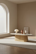 Table basse contemporaine en marbre et chêne avec plateau ovale en forme de capsule et pied évasé pour le salon