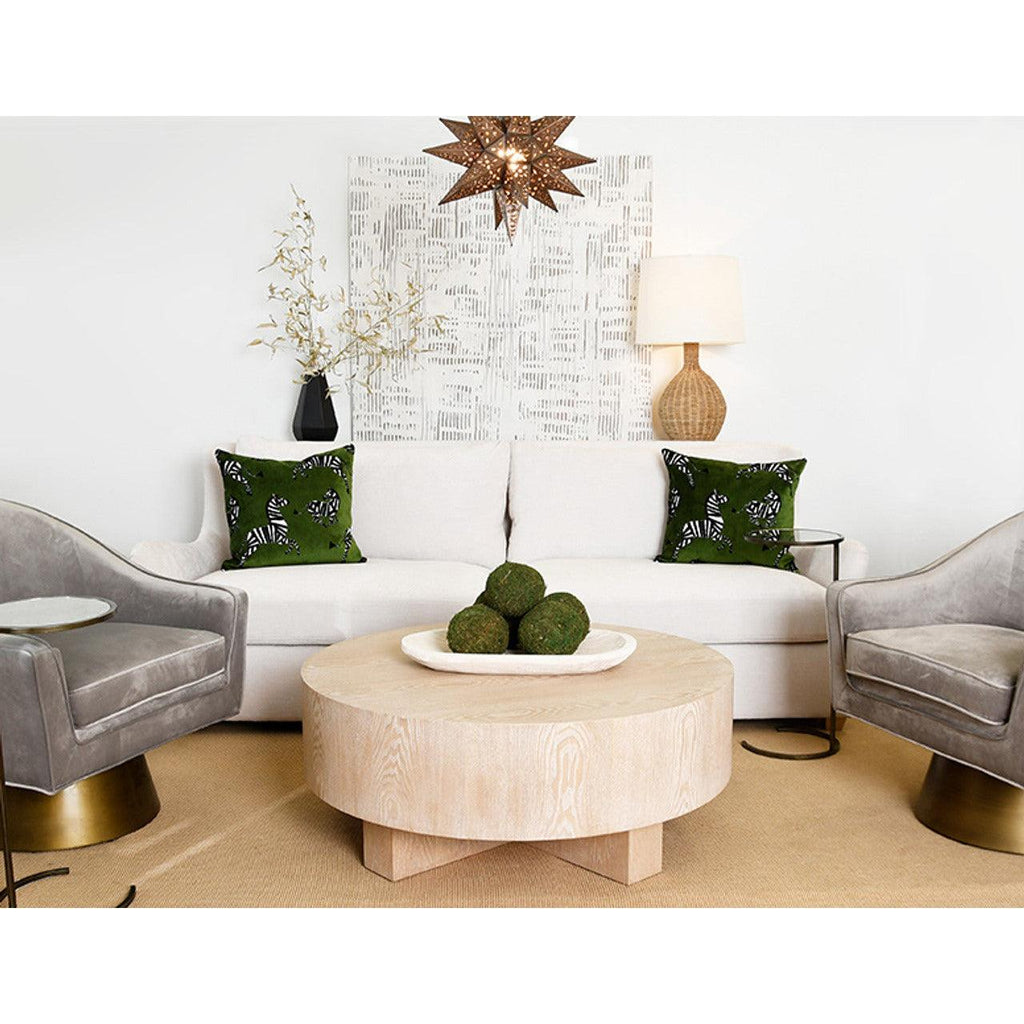 Table basse scandinave en chêne cérusé avec plateau rond épais et piètement en croix pour le salon
