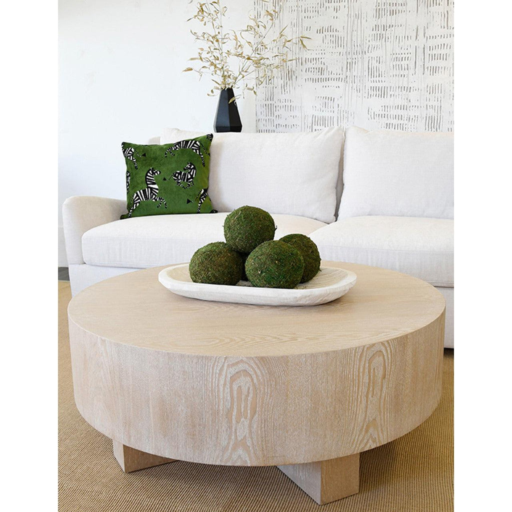 Table basse scandinave en chêne cérusé avec plateau rond épais et piètement en croix pour le salon