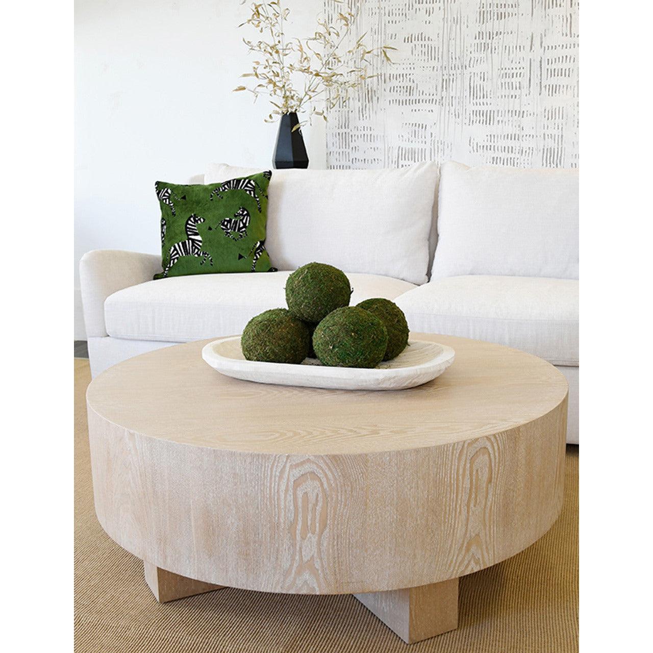 Table basse scandinave en chêne cérusé avec plateau rond épais et piètement en croix pour le salon