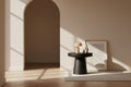 Table d'appoint industrielle en terrazzo et béton avec plateau rond moucheté et base sculptée pour salon