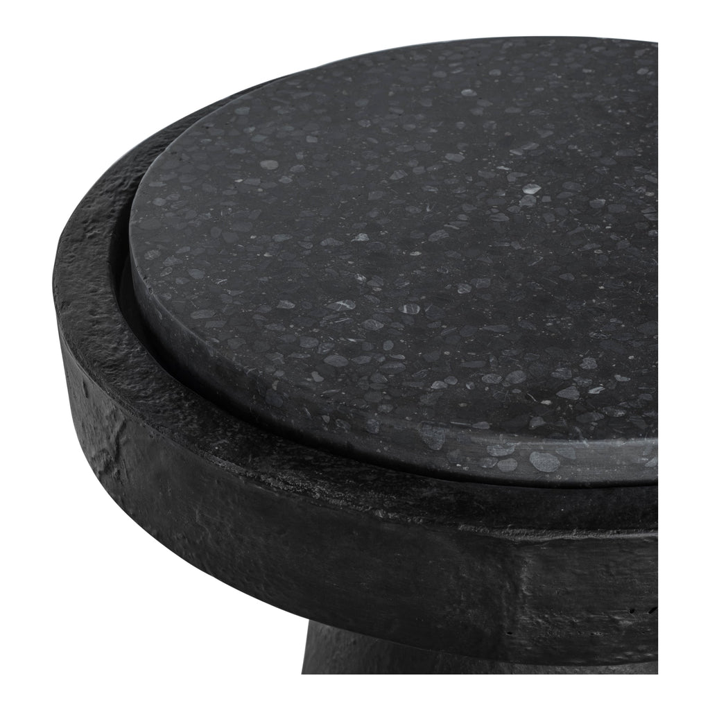 Table d'appoint industrielle en terrazzo et béton avec plateau rond moucheté et base sculptée pour salon