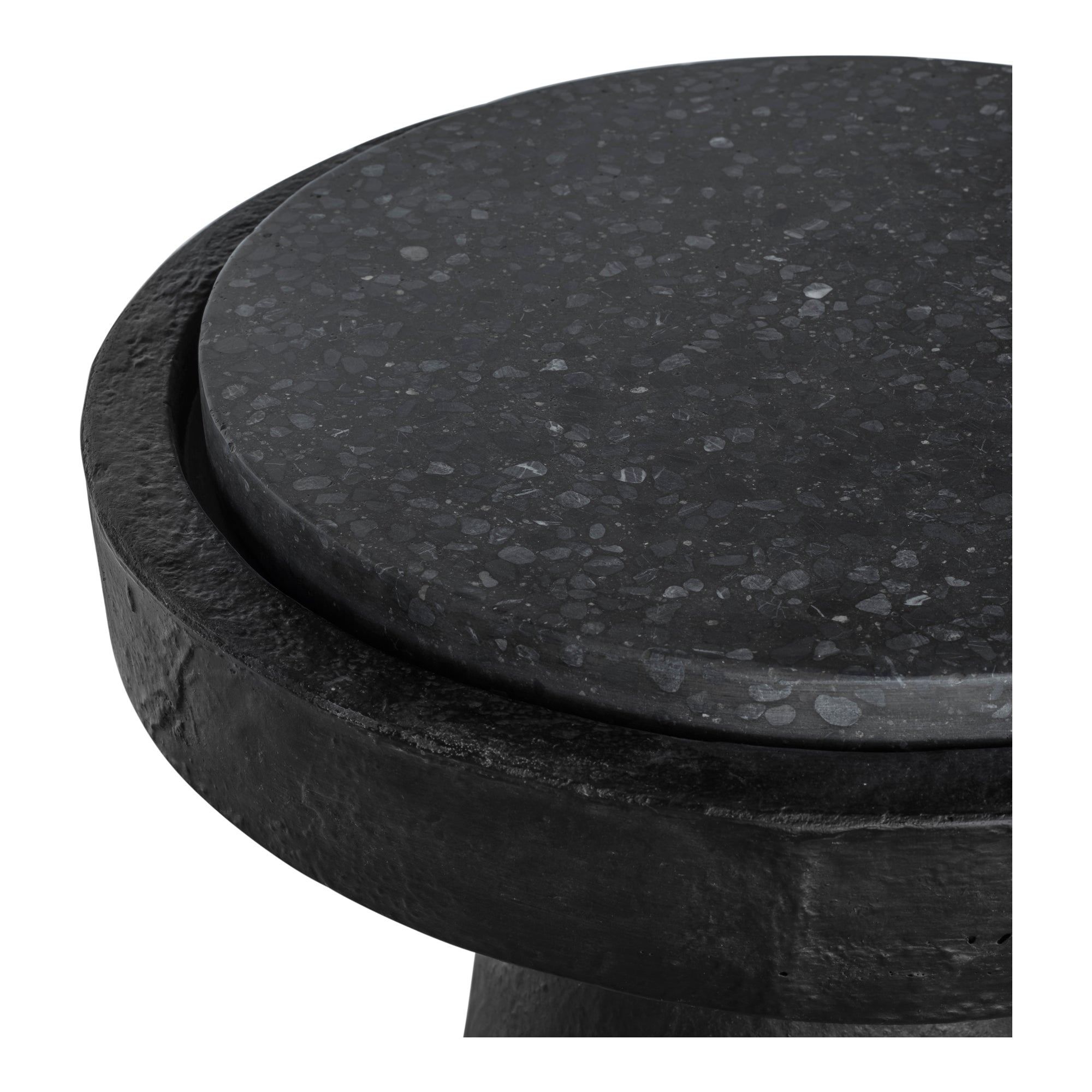 Table d'appoint industrielle en terrazzo et béton avec plateau rond moucheté et base sculptée pour salon