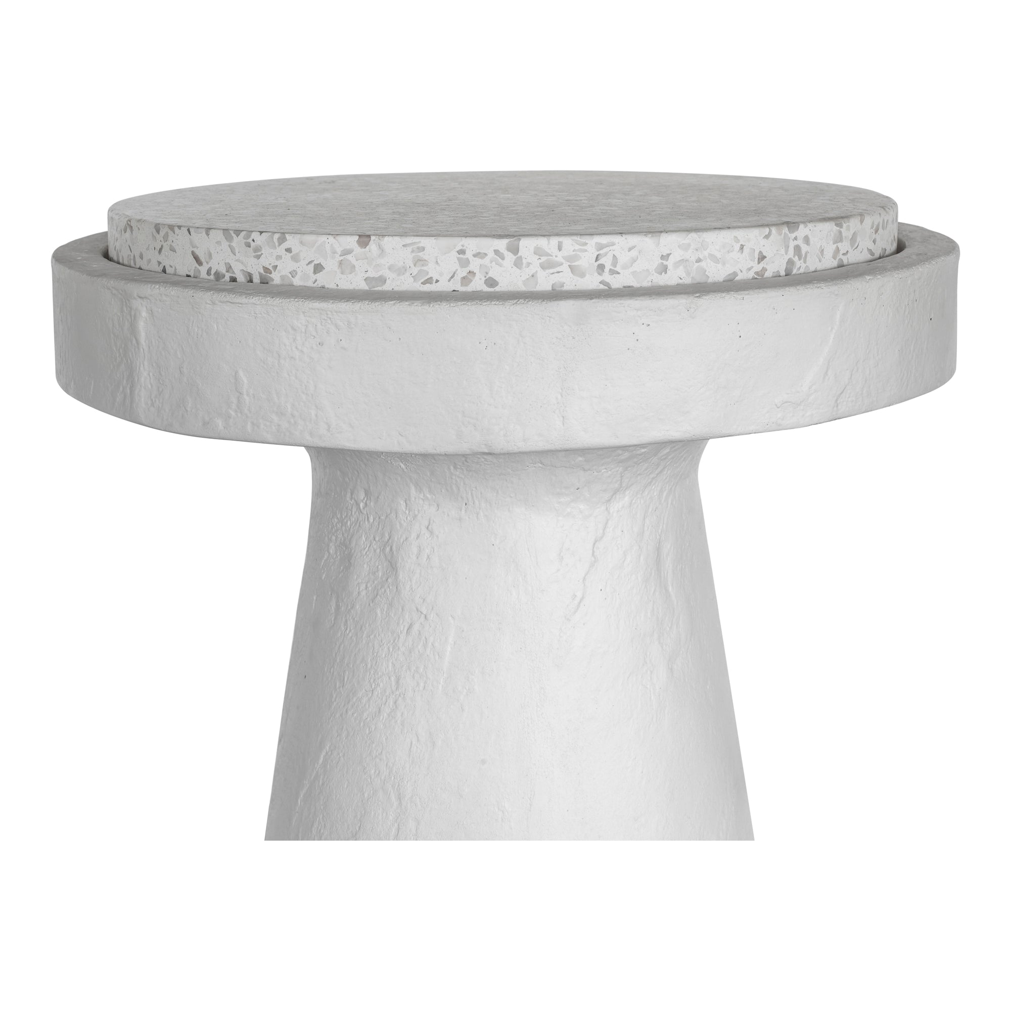 Table d'appoint industrielle en terrazzo et béton avec plateau rond moucheté et base sculptée pour salon