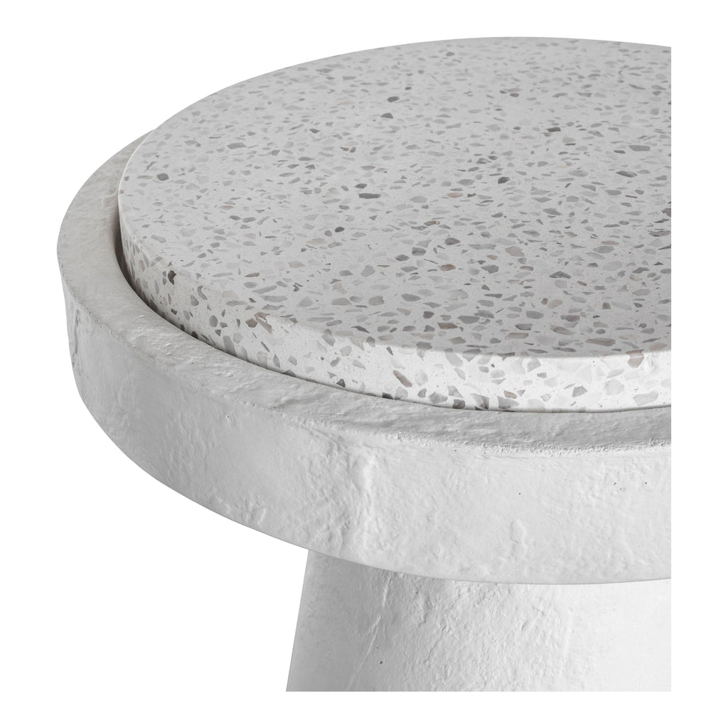 Table d'appoint industrielle en terrazzo et béton avec plateau rond moucheté et base sculptée pour salon